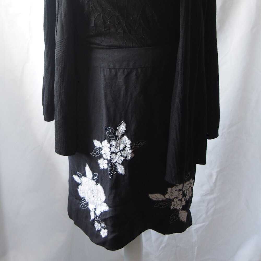 Ann Taylor LOFT Black Pencil Skirt With Floral Appliqué Size 8
